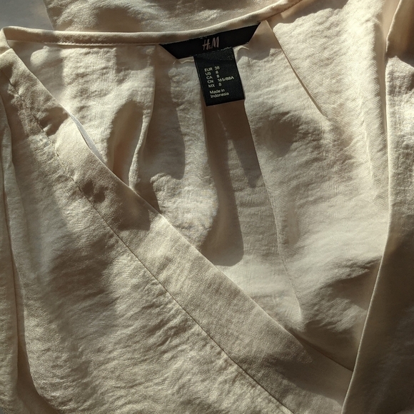 H&m Blouse. Off white essential silky hi-lo hem, cap sleeve. - Picture 6 of 7